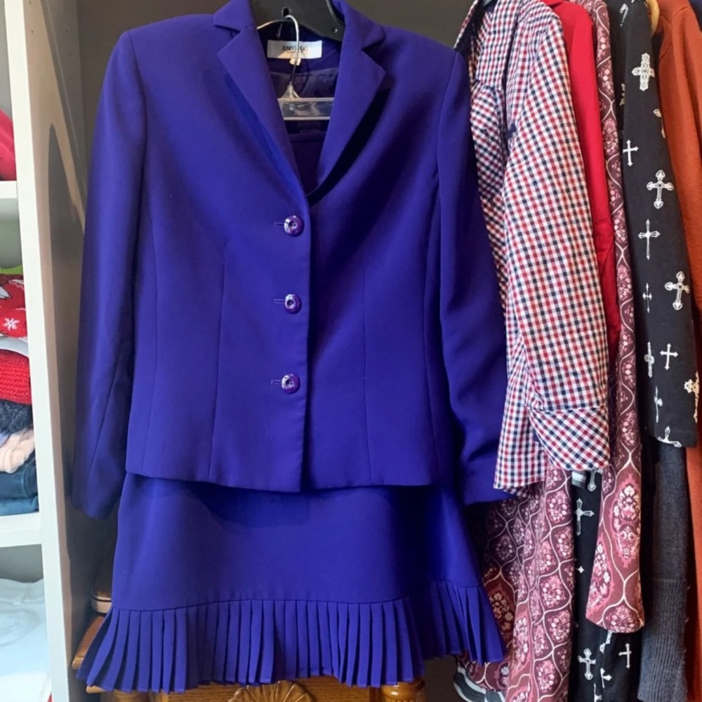 Jones studio business suit